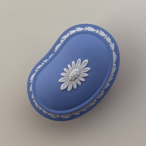 Wedgwood Blue Jasperware Kidney-Shaped Small Trinket Box with White Motif - Picture 3 of 10